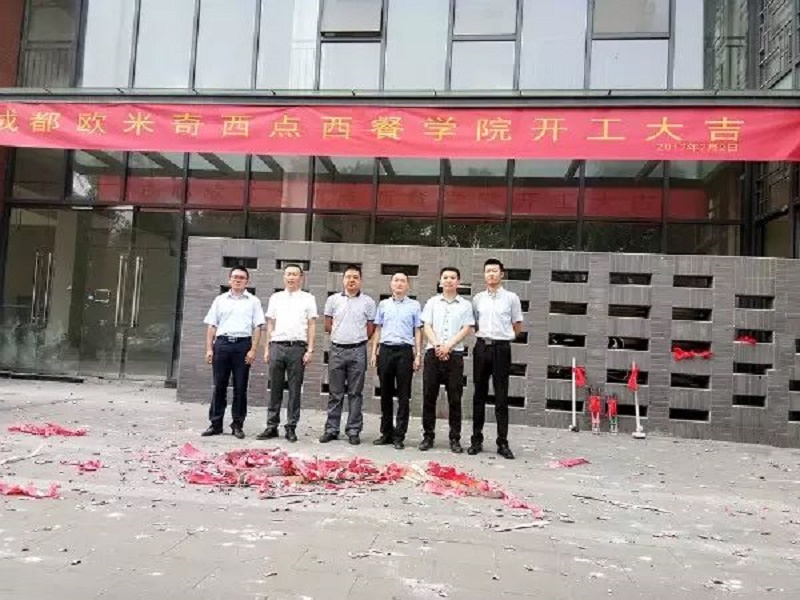 班主任與校長合影.jpg 班主任與校長合影.jpg